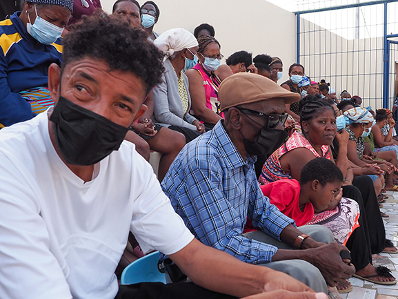 Tinta Aedes, pintura para el control de mosquitos que transmiten enfermedades en barrios pobres de Praia, Cabo Verde.